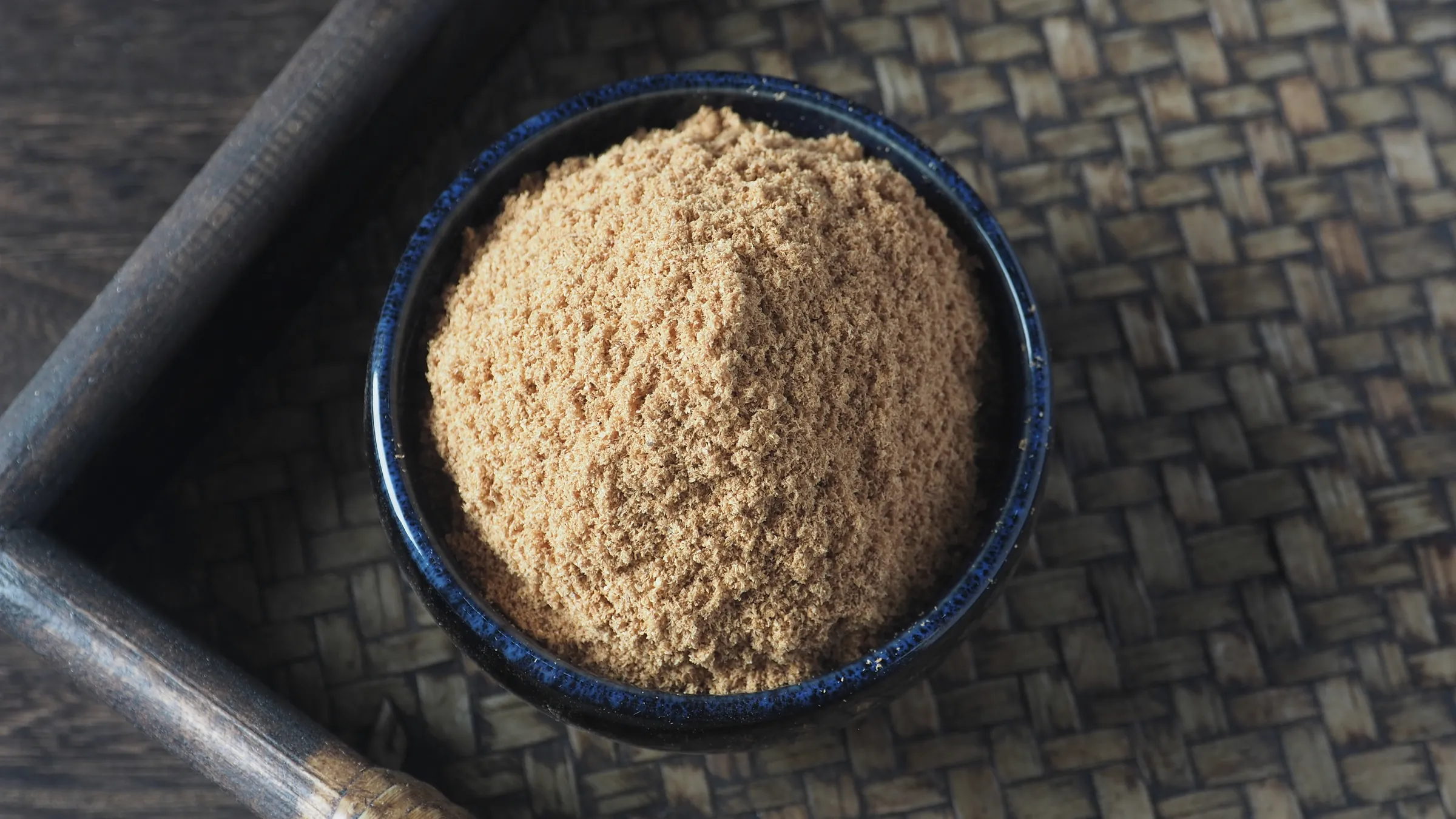 香粉与竹编托盘